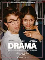 Affiche du film représentant un couple hétérosexuel heureux, posant pour une photo, en montrant l'alliance de mariage.