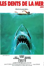 Affiche du film représentant un énorme requin dont la gueule remplie de dents monte à la surface, sous une nageuse.