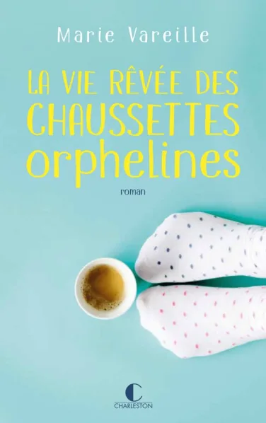 Couverture du roman représentant 2 chaussettes dépareillées devant une tasse de café.