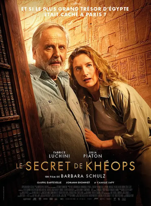 Affiche du film Le secret de Khéops représentant les héros, un archéologue âgé et sa fille, devant des murs avec des hiéroglyphes.