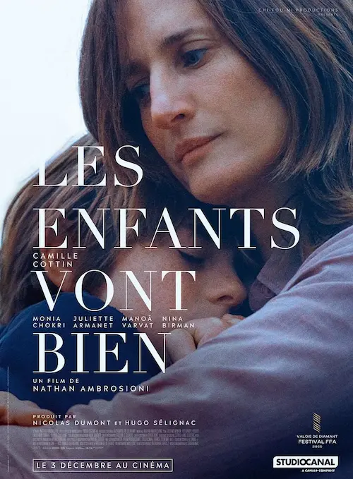 Affiche du film Les enfants vont bien représentant une femme triste qui serre un garçon dans ses bras.