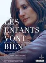 Affiche du film Les enfants vont bien représentant une femme triste qui serre un garçon dans ses bras.